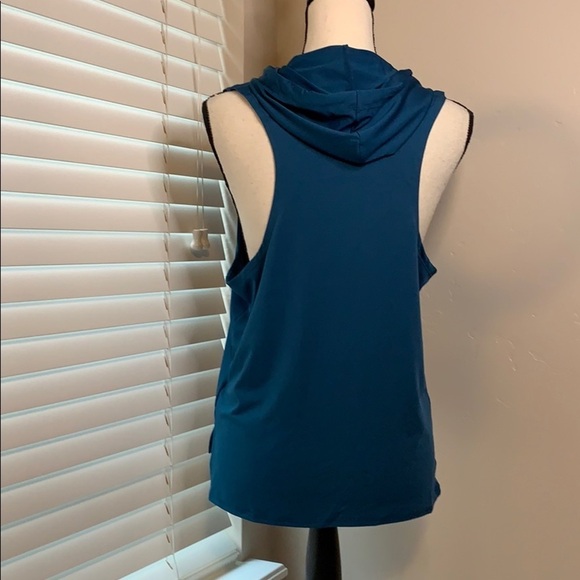 Regna Lightweight Sleeveless Hoodie Split HiLow - Picture 4 of 5